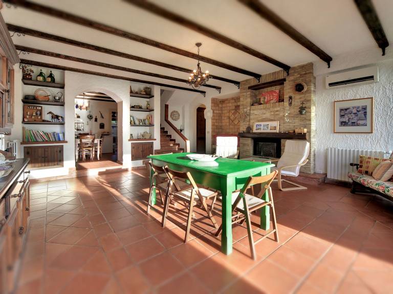Fully equipped house with barbecue, yard & private pool | Perfect for remote work | Pets are welcome — photo 3
