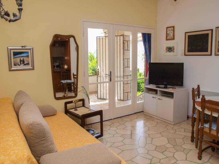 Beachfront apartment with big terrace and garden — photo 5