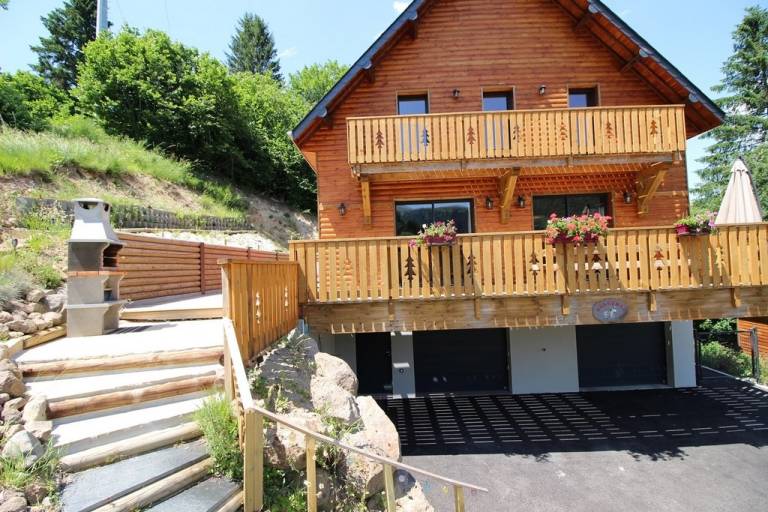 Chalet with grill & terrace | Mountain view in La Bourboule
