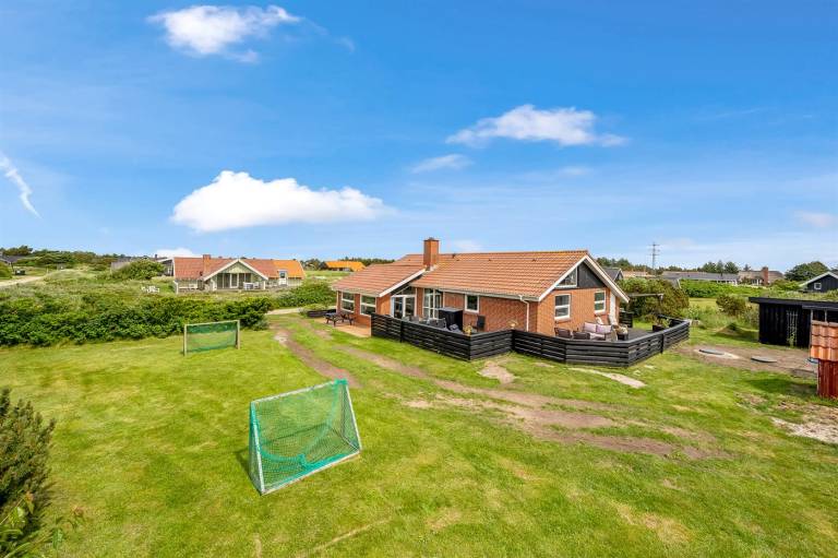 House with terrace, sauna & hot tub in Hvide Sande