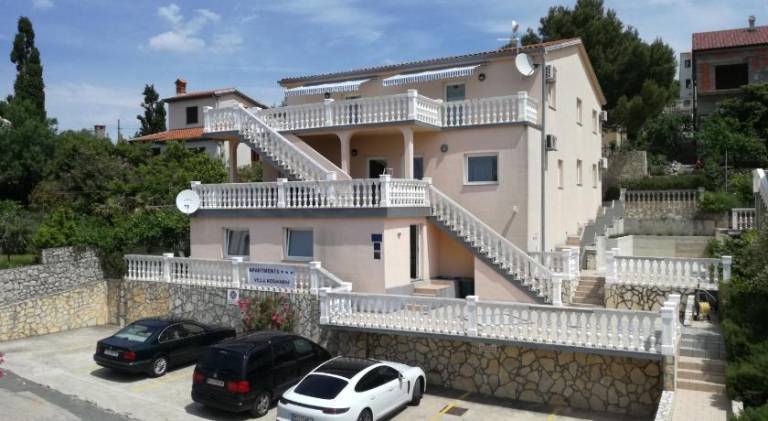 Rental apartment with terrace & yard in Omisalj