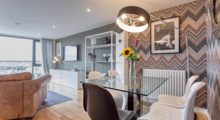 Holiday apartment with patio | Next to George Square — photo 3