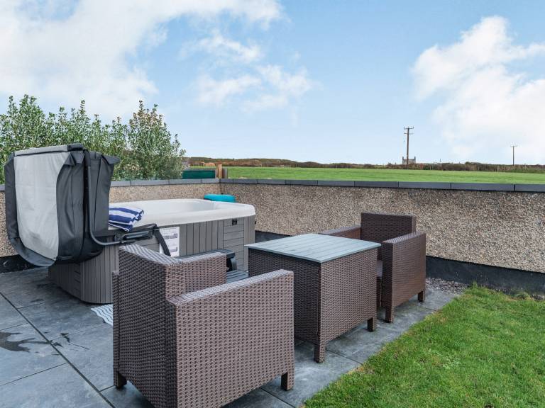 Cottage with jacuzzi & garden | River view — photo 3