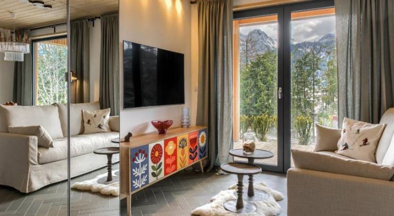 Chalet with patio, jacuzzi & yard | Pet-friendly — photo 2