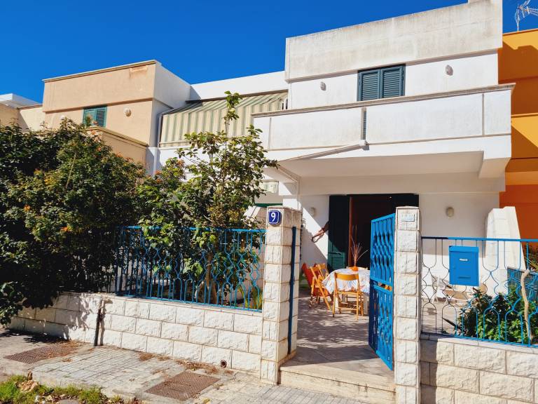 Family-oriented villa with garden | Garden view | Next to the beach | Pets are welcome — photo 2