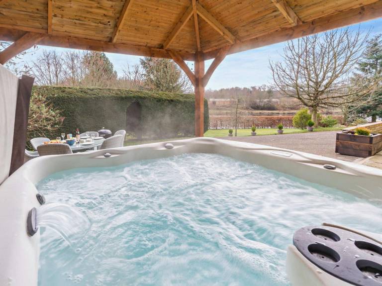 Fully equipped cottage with yard & hot tub | Water view | Pet-friendly — photo 3
