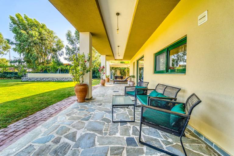 Holiday apartment with private pool, garden & barbecue — photo 4