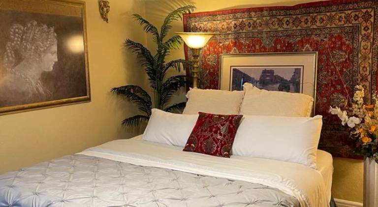 Cozy room in house at Airport & Highway