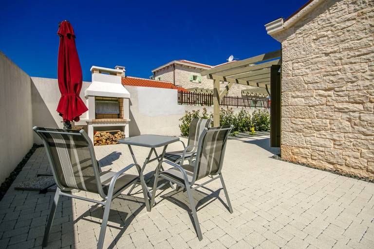 Villa with yard, grill & private pool — photo 5