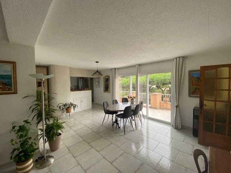 Sainte-Maxime: Villa T4 avec Piscine, Terrasse, et 3 Suites Climatisées près de la Mer — photo 4