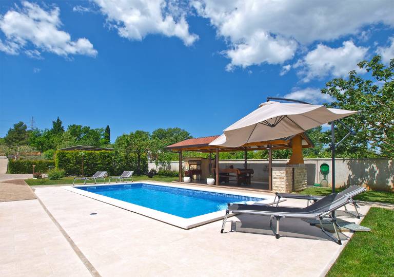 Children-friendly house with terrace, pool & barbeque | Dogs allowed — photo 2