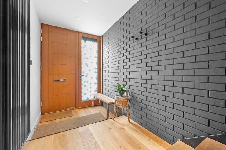 Child-friendly lovely house with yard & patio | Next to Manchester Town Hall | Perfect for remote work | Pets allowed — photo 3