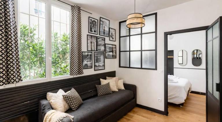 C Cozy Batignolles Apt, Metro Right at Your Doorstep in Clichy