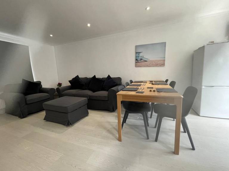 Children-friendly vacation home with yard & terrace | Close to Brighton Palace Pier | Beach nearby | Good for workation | Pets are welcome — photo 5