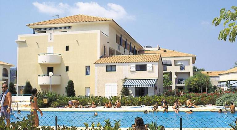 Serviced apartment with terrace, pool & yard | Next to the beach | Pets allowed — photo 3