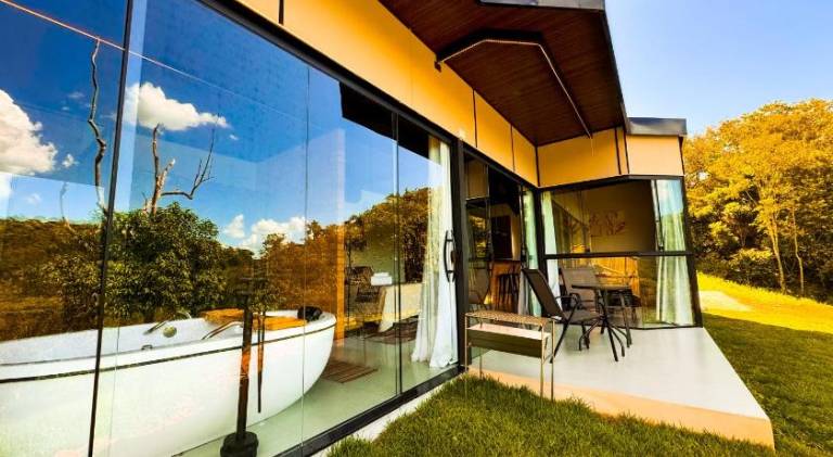 Lodge with jacuzzi, grill & garden | Pets allowed in Santo Antônio do Pinhal