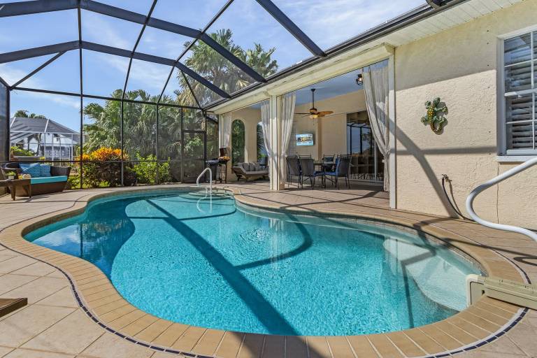 House with private pool & barbecue | Water view — photo 2