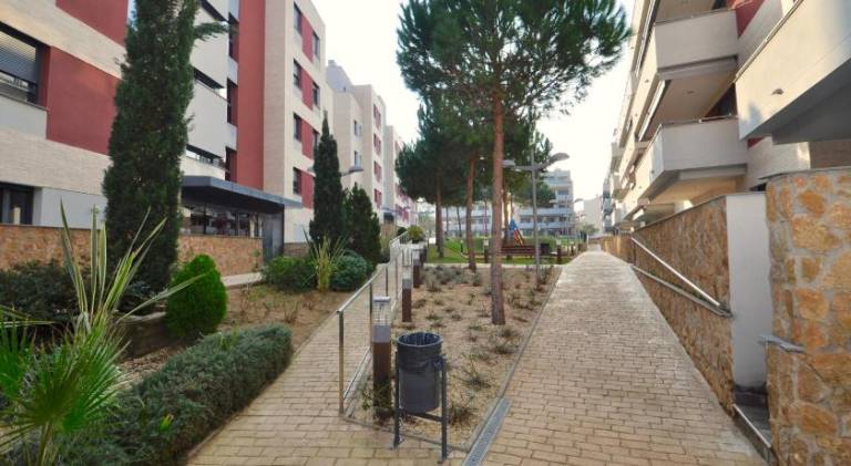 Holiday apartment with terrace, pool & yard — photo 4