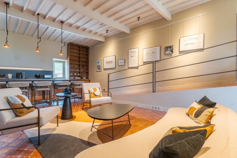 Spacious, modern loft in a château near Aix. in Meyreuil