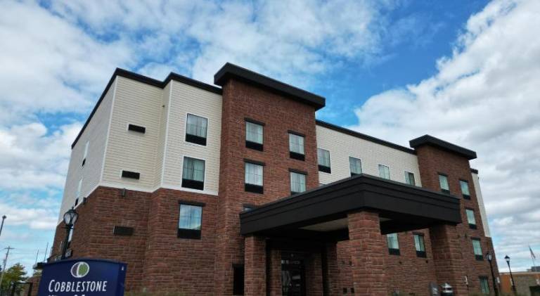 Cobblestone Hotel & Suites - Waukesha/West Milwauke — photo 2