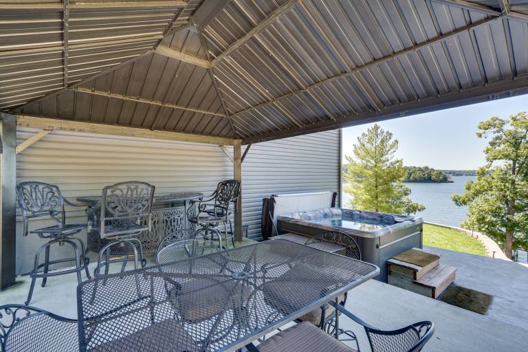 Deck, Hot Tub, Views! Reunion Retreat in Ozarks — photo 3