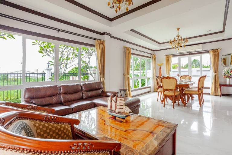 Luxury Iconic Royal Boat Pool Villa North Pattaya — photo 2