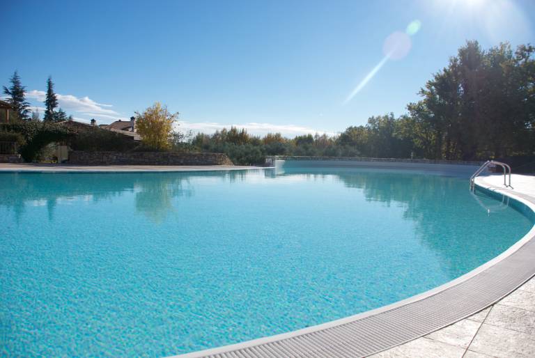 Rental apartment with grill, pool & garden in Sirmione