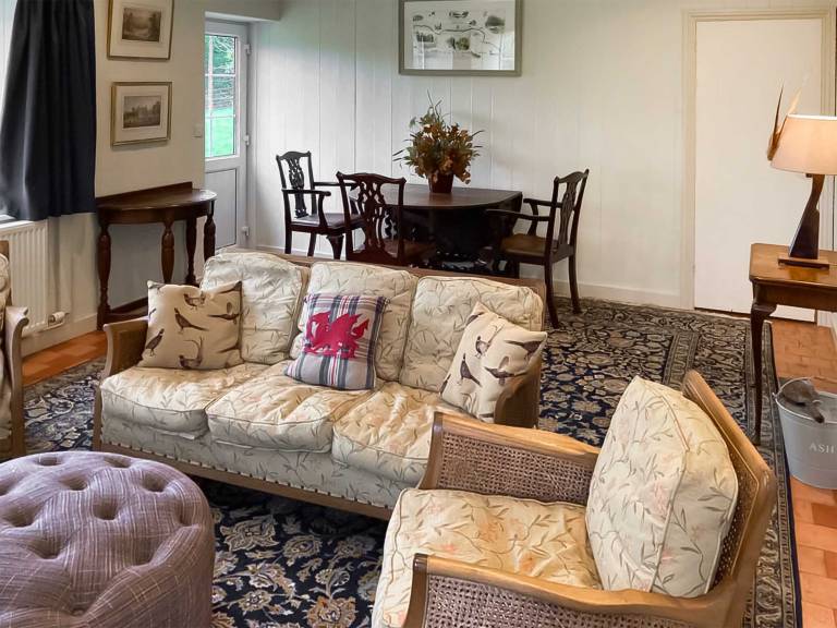 Family-oriented cottage with yard | River view | Pets are welcome — photo 3