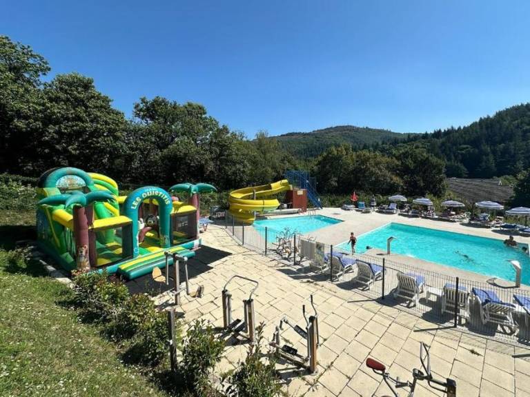 Mobile home with patio & heated pool | Pets allowed in Mende
