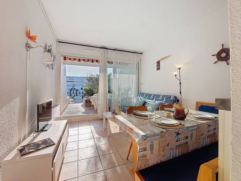 Rental apartment with patio — photo 2