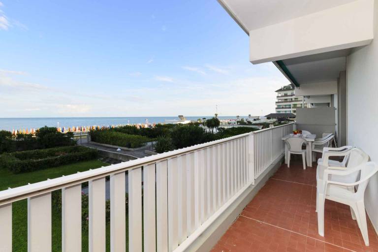 Holiday apartment with air conditioning and pool right by the sea — photo 5