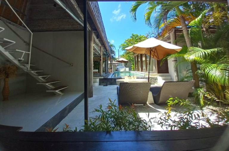 Villa with pool — photo 4
