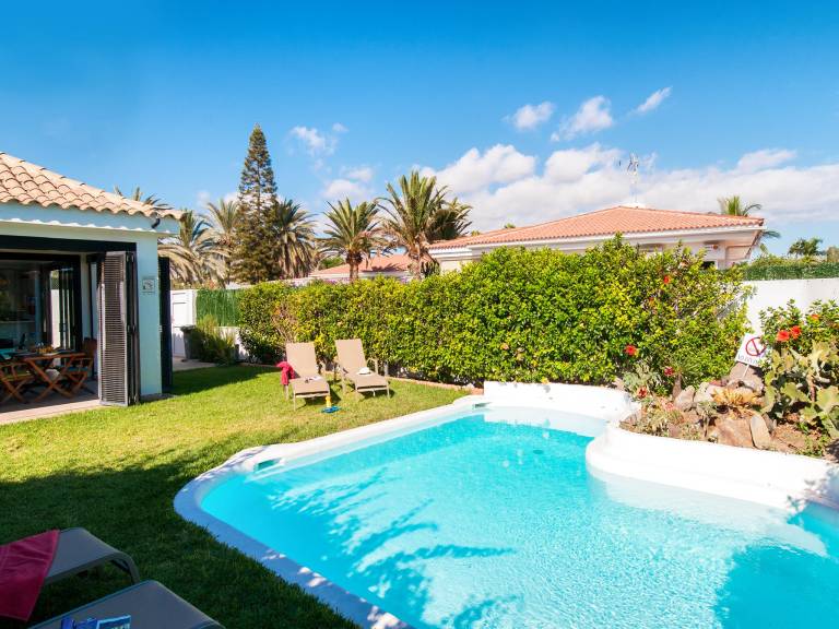 Vacation home with private pool, garden & patio | Pets allowed — photo 2