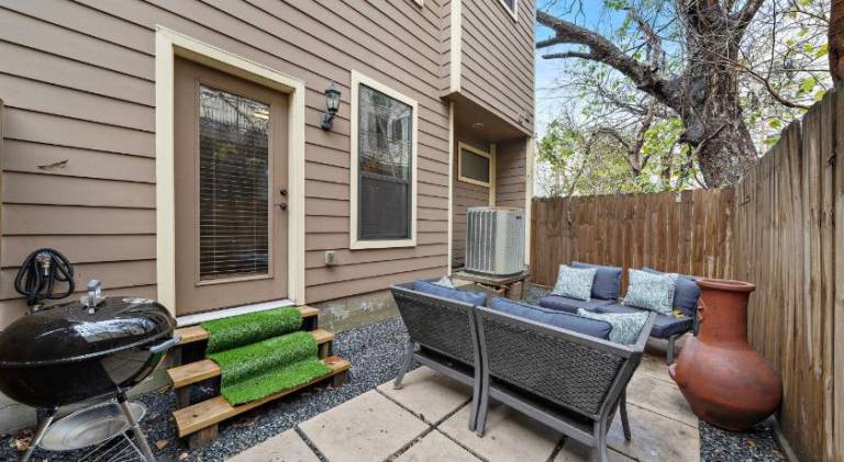 House with grill — photo 4