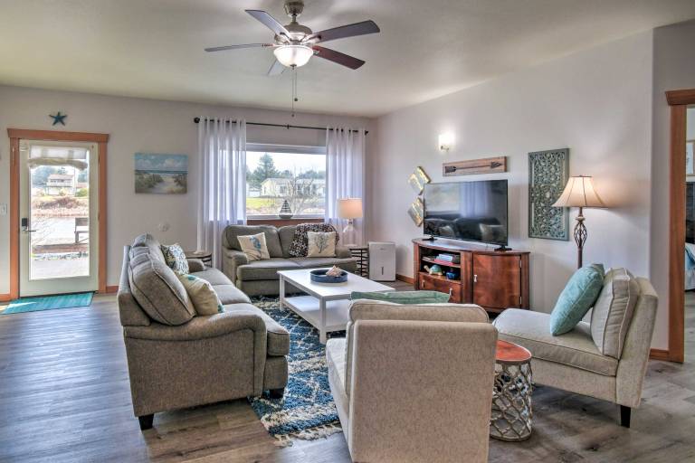 Waterfront Vacation Rental in Ocean Shores — photo 4