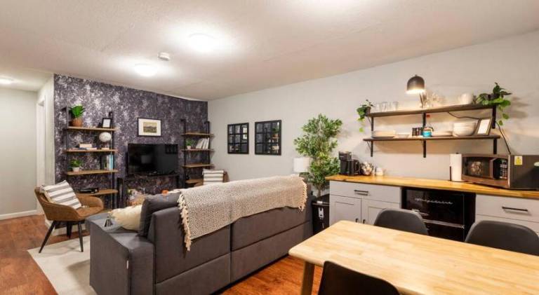 Adorable 2-Bedroom Modern Basement — photo 4
