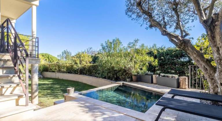 Villa with jacuzzi — photo 4