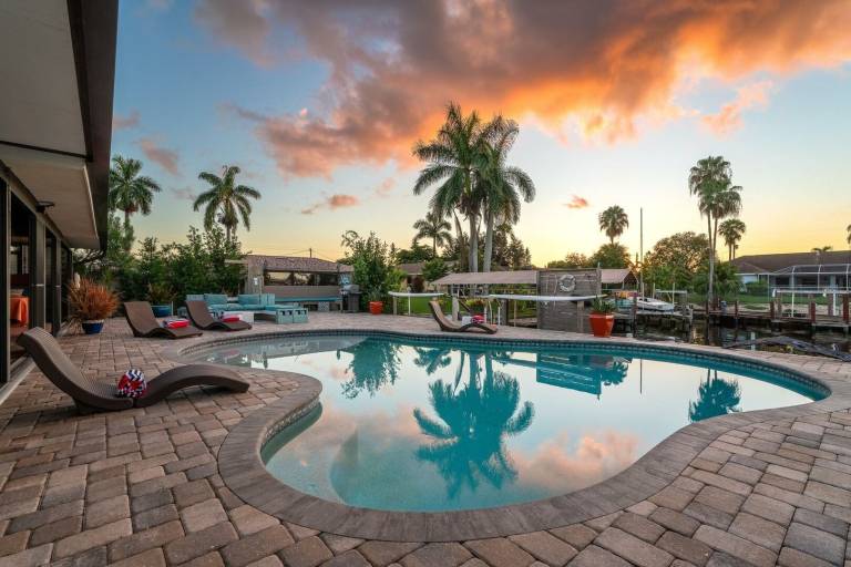 Family-friendly vacation home with private pool & barbecue | River view | Suitable for remote work | Pets allowed — photo 4