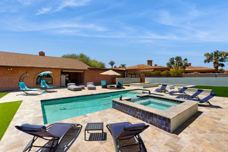 Practice Putts & Lounge Poolside! Scottsdale Home — photo 2