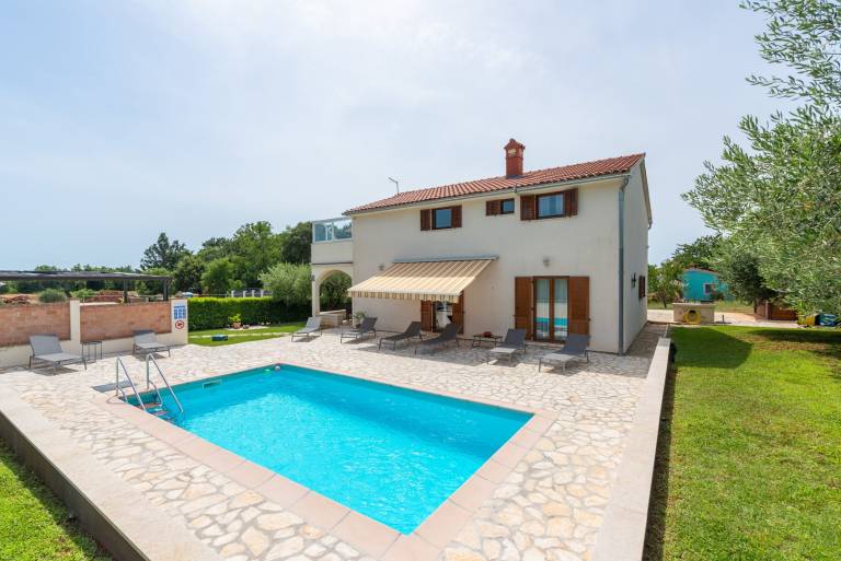 Villa with BBQ, terrace & private pool — photo 3