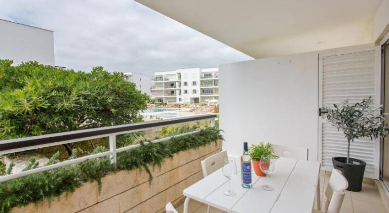 Rental apartment with private pool, terrace & yard — photo 4