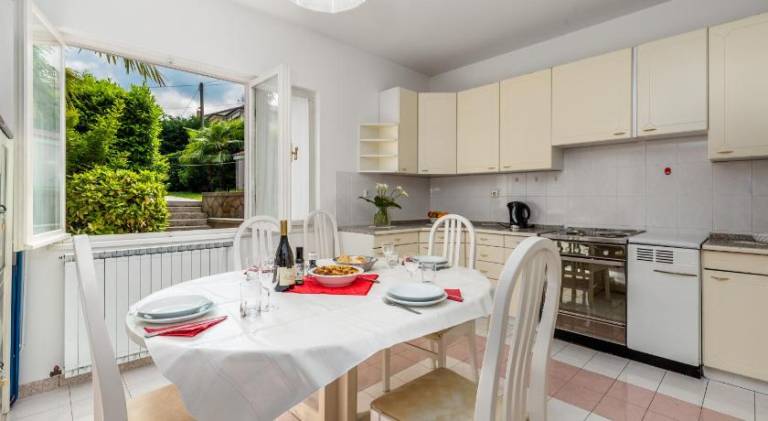 Beautiful holiday apartment with barbecue, yard & terrace | Close to the beach | Pet-friendly — photo 4