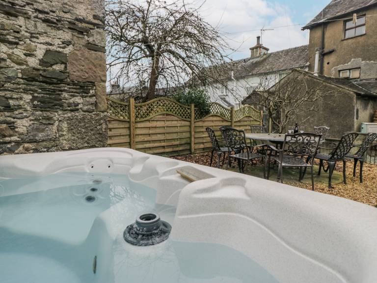 Cottage with garden & hot tub in Grange-over-Sands