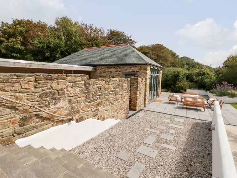 Family-oriented charming cottage with patio, garden & barbeque | Beach view | Dogs allowed — photo 3