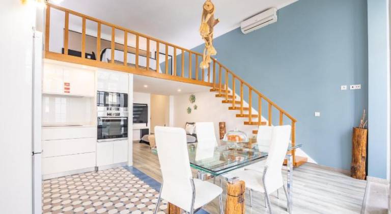 Host Wise - Deluxe Spacious Flats w Mezzanine — photo 3