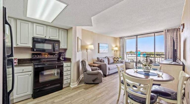 Rental apartment with jacuzzi & pool in Myrtle Beach, SC