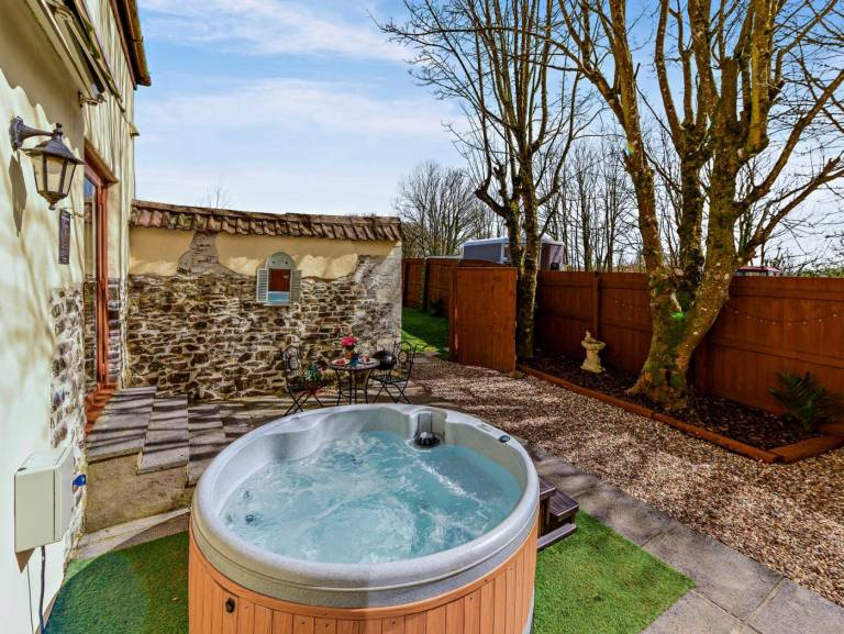 Cottage with barbecue, jacuzzi & yard — photo 4