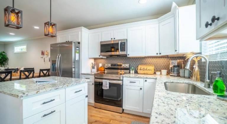 Beautiful house with hot tub & pool | Pets allowed — photo 3