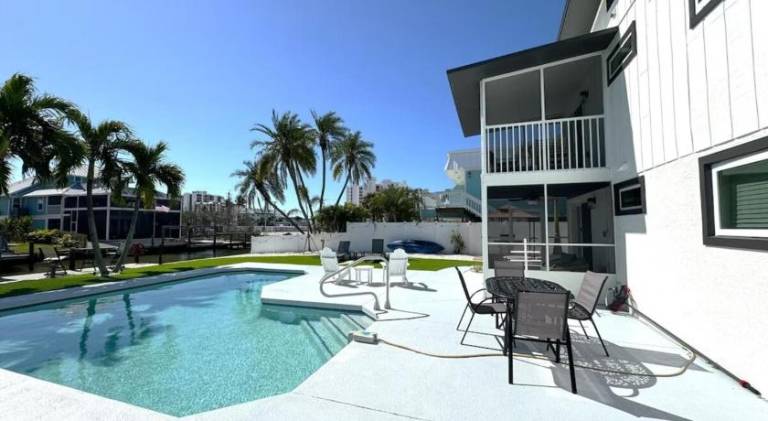 Bahia Vista Private Upper 2BR Canalfront Unit Walk to Fort Myers Beach — photo 3