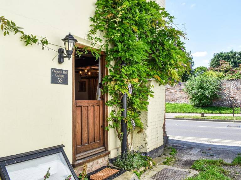 Local pubs Walking routes cottage w parking